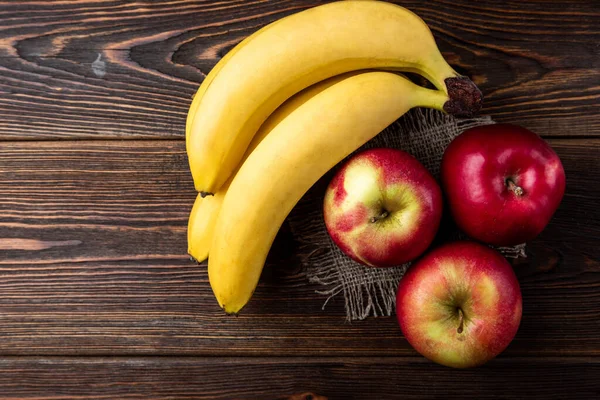 Banana Manzana Roja Sobre Fondo Madera Oscura —  Fotos de Stock