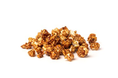 Beyaz arkaplanda patlamış mısır izole edildi.