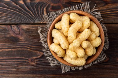 Koyu ahşap arka planda mısır çubukları.