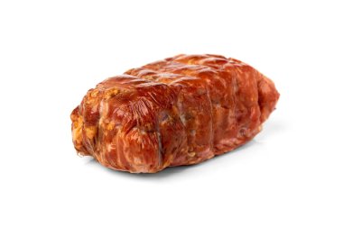 Beyaz arka planda izole edilmiş tütsülenmiş jambon.