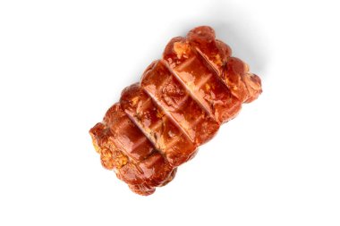 Beyaz arka planda izole edilmiş tütsülenmiş jambon.