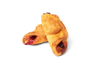 Reçelli kruvasan beyaz arkaplanda izole.