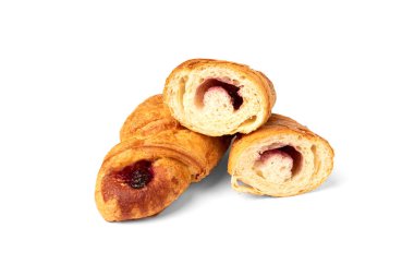 Reçelli kruvasan beyaz arkaplanda izole.