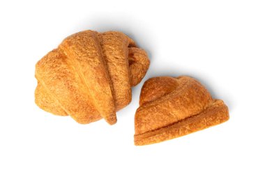 Beyaz arka planda izole edilmiş yoğunlaştırılmış sütle kruvasan..