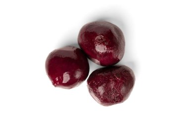 Kaynamış pancar beyaz arkaplanda izole edildi.