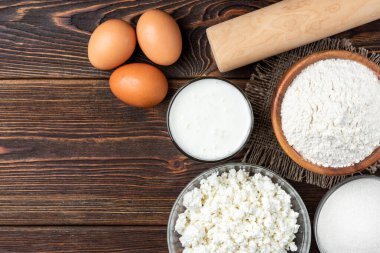 Süzme peynirli krep hazırlamak için gerekli malzemeler. Süzme peynir, yumurta, süt, şeker ve un..