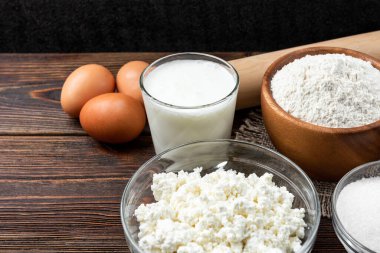 Süzme peynirli krep hazırlamak için gerekli malzemeler. Süzme peynir, yumurta, süt, şeker ve un..