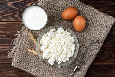 Süzme peynirli krep hazırlamak için gerekli malzemeler. Süzme peynir, yumurta, süt, şeker ve un..