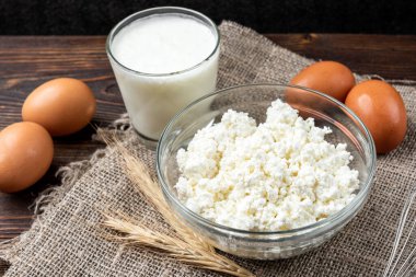 Süzme peynirli krep hazırlamak için gerekli malzemeler. Süzme peynir, yumurta, süt, şeker ve un..