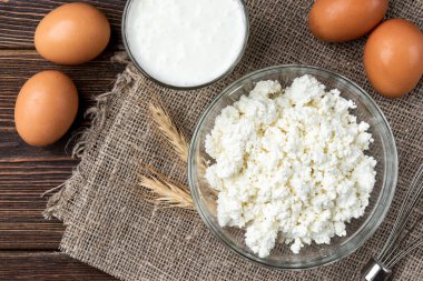 Süzme peynirli krep hazırlamak için gerekli malzemeler. Süzme peynir, yumurta, süt, şeker ve un..