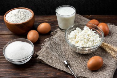 Süzme peynirli krep hazırlamak için gerekli malzemeler. Süzme peynir, yumurta, süt, şeker ve un..