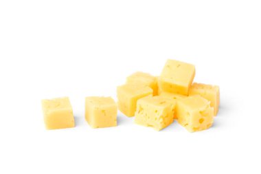 Beyaz arkaplanda yalıtılmış parmesan peyniri.