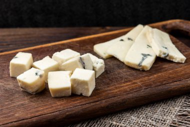 Koyu ahşap arka planda küflü peynir.