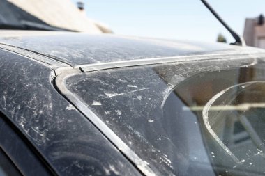 Kirli araba pencereleri.