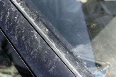 Kirli araba pencereleri.