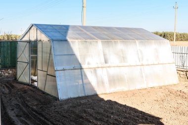 Bahçedeki polikarbonat serası.