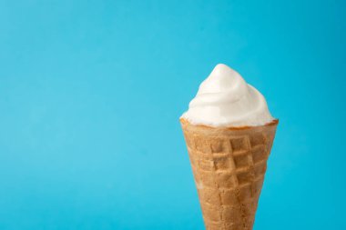 Dondurma mavi arkaplanda.