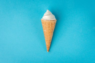 Dondurma mavi arkaplanda.