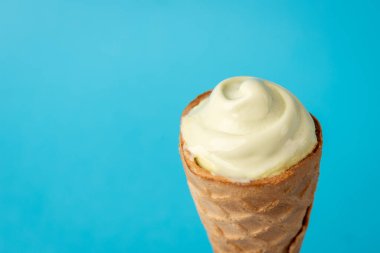 Dondurma mavi arkaplanda.