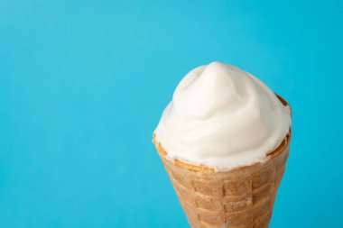 Dondurma mavi arkaplanda.