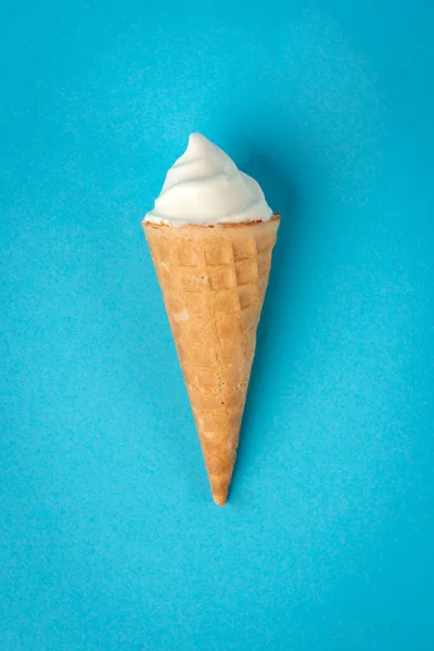 蓝色背景的冰淇淋 — 图库照片