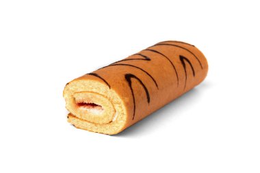 Beyaz arkaplanda yalıtılmış çilekli bisküvi rulosu.