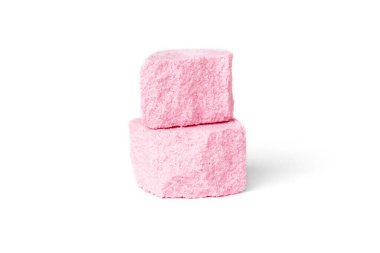 Beyaz arka planda izole edilmiş kirazlı kuru öpücükler. Böğürtlen reçeli, krema, yaz pembesi içeceği