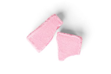 Beyaz arka planda izole edilmiş kirazlı kuru öpücükler. Böğürtlen reçeli, krema, yaz pembesi içeceği