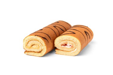 Beyaz arkaplanda yalıtılmış çilekli bisküvi rulosu.