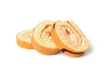 Beyaz arkaplanda yalıtılmış çilekli bisküvi rulosu.