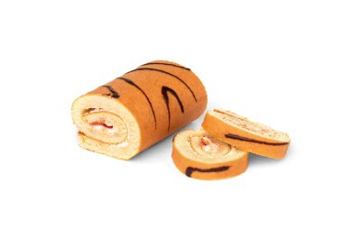 Beyaz arkaplanda yalıtılmış çilekli bisküvi rulosu.