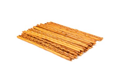 Beyaz arkaplanda izole edilmiş kraker çubukları.