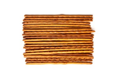 Beyaz arkaplanda izole edilmiş kraker çubukları.