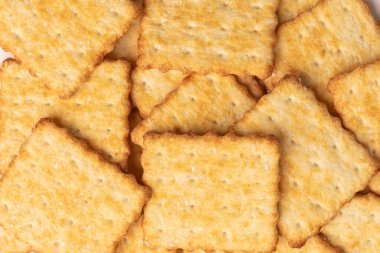Beyaz arkaplanda izole edilmiş kraker kurabiyeleri.