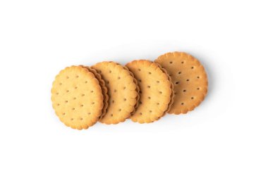 Beyaz arkaplanda izole edilmiş süt dolu çerezler