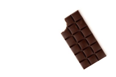 Beyaz arkaplanda izole edilmiş çikolata.