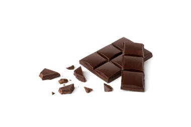 Beyaz arkaplanda izole edilmiş çikolata.