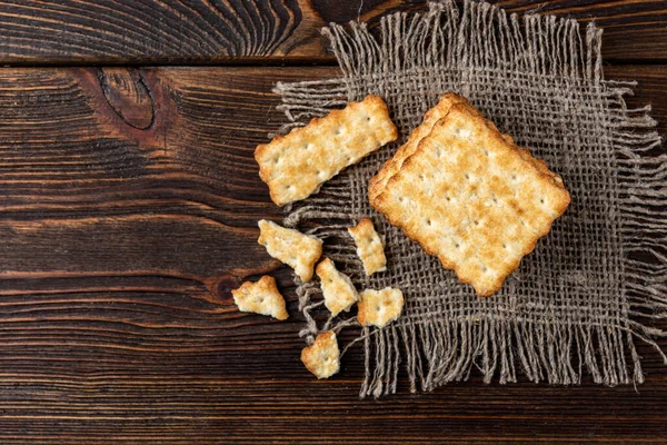 Beyaz arkaplanda susamlı kraker kurabiyeleri.