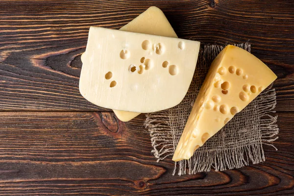 Formaggio Noce Fondo Legno Scuro — Foto Stock