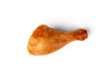 Beyaz arka planda izole edilmiş tütsülenmiş tavuk bacakları..