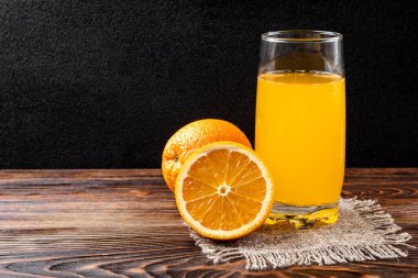 Ahşap arka planda portakal suyu.