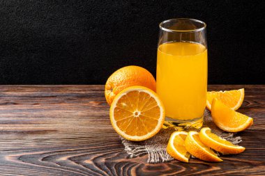 Ahşap arka planda portakal suyu.