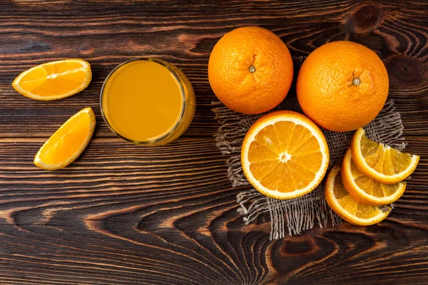オレンジジュースを木の背景に — ストック写真