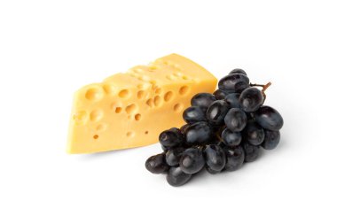 Beyaz arka planda izole edilmiş peynir ve üzüm.