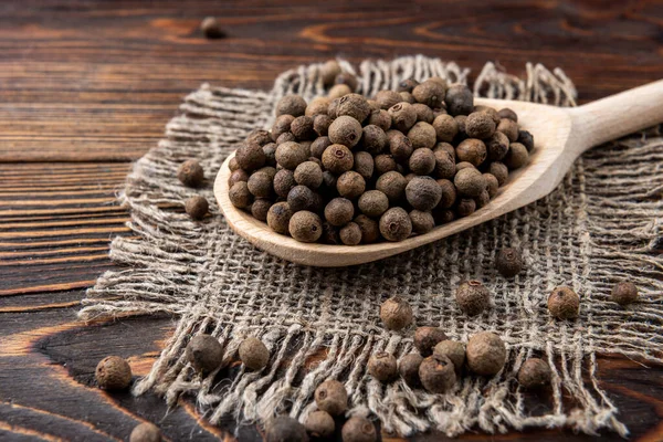 Svart Paprika Mörk Trä Bakgrund — Stockfoto