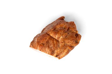 Beyaz arka planda izole edilmiş füme domuz eti..