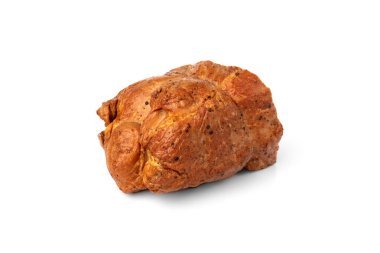 Beyaz arka planda izole edilmiş füme domuz eti..