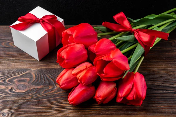 Červené Tulipány Červenou Stuhou Tmavém Dřevěném Pozadí — Stock fotografie