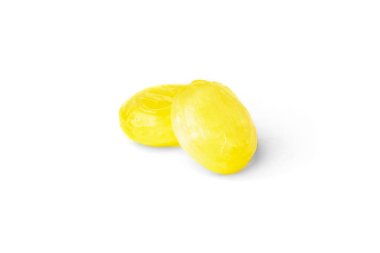 Beyaz arkaplanda izole edilmiş renk şekerleri.