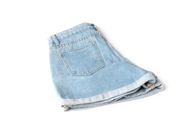 Denim şortları beyaz arkaplanda izole edildi.